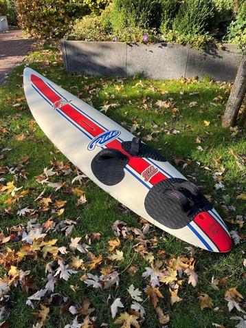 F2 Ride board L 274 cm, B 58 cm, V 102 L met twee surfzeilen beschikbaar voor biedingen