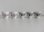 Set van 5 witte Eierdopjes geribbeld met bloemetjes 2 decors, Huis en Inrichting, Keuken | Servies, Overige typen, Ophalen of Verzenden