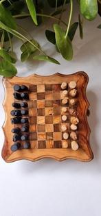 Vintage handgemaakt houten schaakbord met stukken, Hobby en Vrije tijd, Gezelschapsspellen | Bordspellen, Gebruikt, Een of twee spelers
