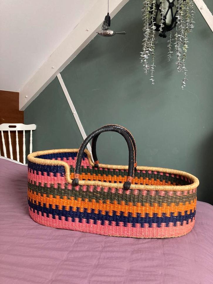 Prijs verlaagd! - Schattig, kleurrijk Mozeswiegje, Kinderen en Baby's, Kinderkamer | Inrichting en Decoratie, Zo goed als nieuw