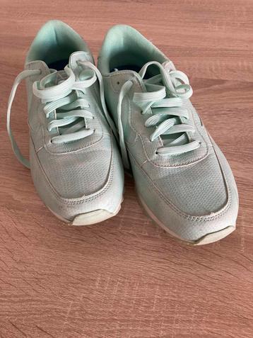 Mooie groene sneakers beschikbaar voor biedingen