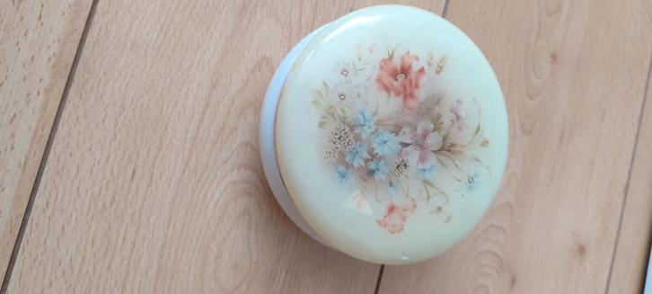 Albasten Doosje met Bloemmotief, Antiek en Kunst, Antiek | Woonaccessoires, Ophalen