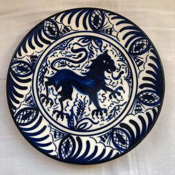 Gedecoreerd plat bordje. 22 cm dia. Blauw op witte klei. beschikbaar voor biedingen