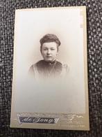 CDV, Vrouw, de Jong, Leeuwarden - Sneek, Carte de Visite 5, Ophalen of Verzenden, Voor 1940, Gebruikt, Foto