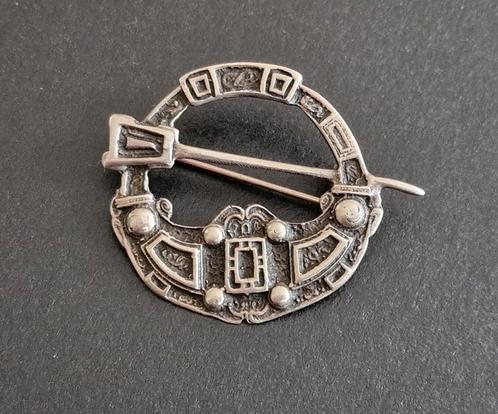Iain MacCormick Hunterston pennenular broche
Schotland, Sieraden, Tassen en Uiterlijk, Broches, Zilver, Zilver, Ophalen of Verzenden