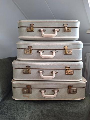 Set van 4 vintage reiskoffers beschikbaar voor biedingen