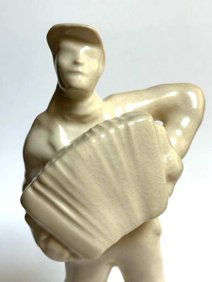 Accordeonist K.P. Zuid-Holland Gouda plateel, Antiek en Kunst, Kunst | Beelden en Houtsnijwerken, Ophalen of Verzenden