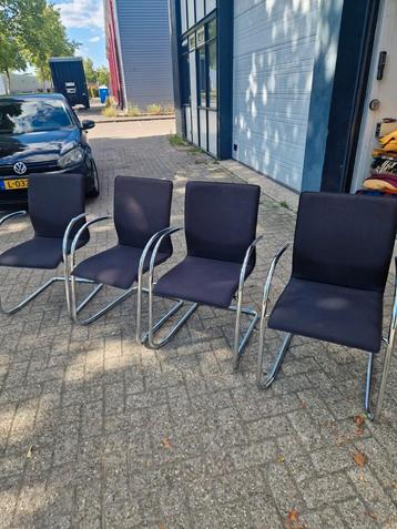 4 stoelen beschikbaar voor biedingen