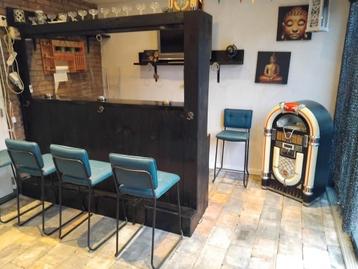 Houten bar  met  stieigerhout beschikbaar voor biedingen