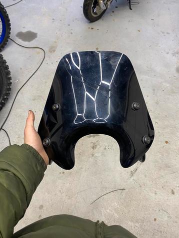 Zwart laag windscherm voor zip beschikbaar voor biedingen