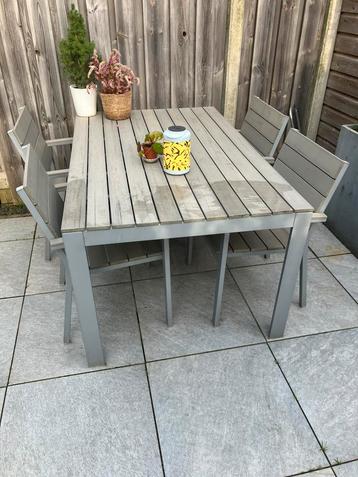 Te koop tuintafel met vier stoelen beschikbaar voor biedingen