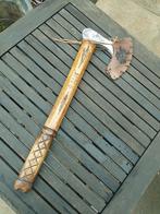 Vikingbijl met 8 hoekige eikenhouten steel met graveerwerk., Ophalen of Verzenden