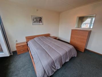Complete slaapkamer beschikbaar voor biedingen