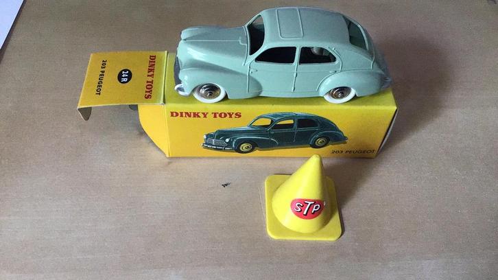 DINKY TOYS PEUGEOT 203 NIEUW+DOOS+ PILON/VEILIG !  IN VITRIN, Hobby en Vrije tijd, Modelauto's | 1:43, Zo goed als nieuw, Auto