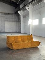 Ligne Roset Togo 3-Zits | Okergeel (SHOWMODEL), Bank Bankstel Sofa Zithoek Chaise Lounge Ottomane Zit Zetel, 150 tot 200 cm, Stof
