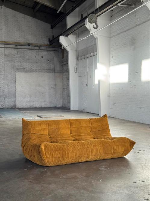 Ligne Roset Togo 3-Zits | Okergeel (SHOWMODEL), Huis en Inrichting, Banken | Bankstellen, Zo goed als nieuw, Rechte bank, Driepersoons