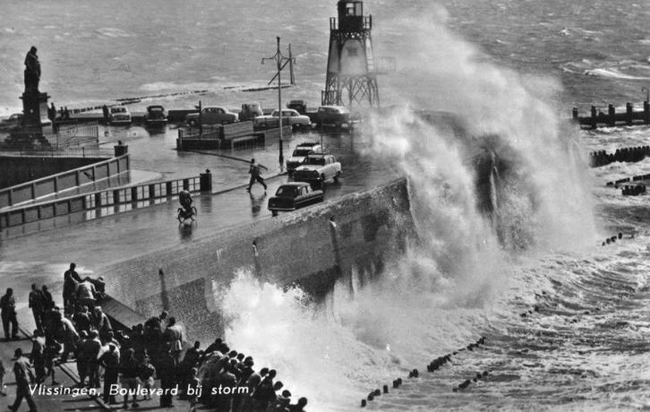 AK Vlissingen Boulevard vuurtoren storm Austin Opel Ford, Verzamelen, Ansichtkaarten | Nederland, Ongelopen, Zeeland, 1940 tot 1960