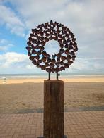 IJzeren tuinbeeld op massief houten sokkel, Ophalen of Verzenden, Nieuw, Metaal, Abstract beeld