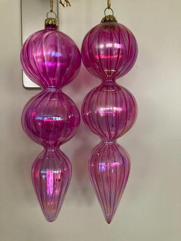 Twee roze, glazen kerstboomhangers beschikbaar voor biedingen