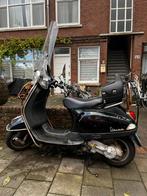 Vespa scooter (2011) – Opknapper / Voor onderdelen, Fietsen en Brommers, Ophalen, Gebruikt, Maximaal 45 km/u, Overige modellen