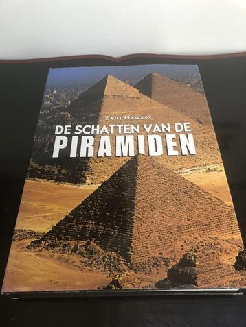 Boek; Egypte, De schatten van de piramiden - Zahi Hawass beschikbaar voor biedingen