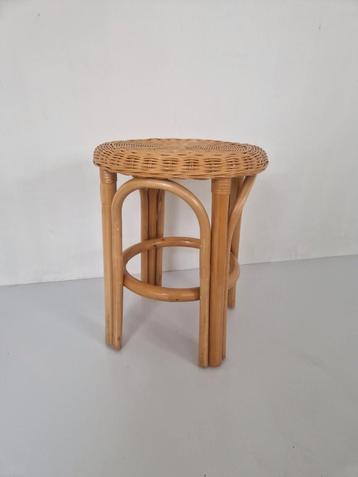 Vintage rotan boho kruk bamboe design. beschikbaar voor biedingen