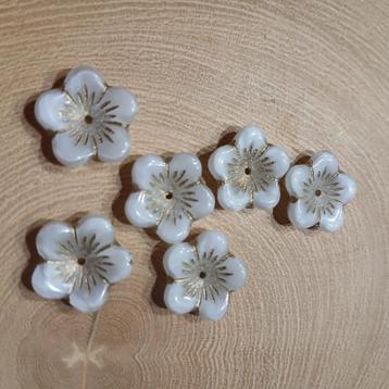 Witte Bloemen Glaskralen  beschikbaar voor biedingen