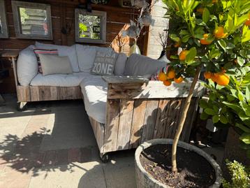 Lounge set voorzien van wielen beschikbaar voor biedingen