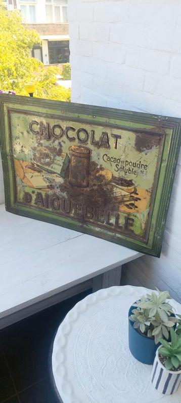 Oud frans reclamebord  "Chocolat" beschikbaar voor biedingen