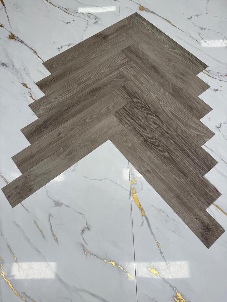 RESTPARTIJ!! Pvc visgraat plak wees er snel bij weg=weg, Huis en Inrichting, Stoffering | Vloerbedekking, Zo goed als nieuw, Laminaat