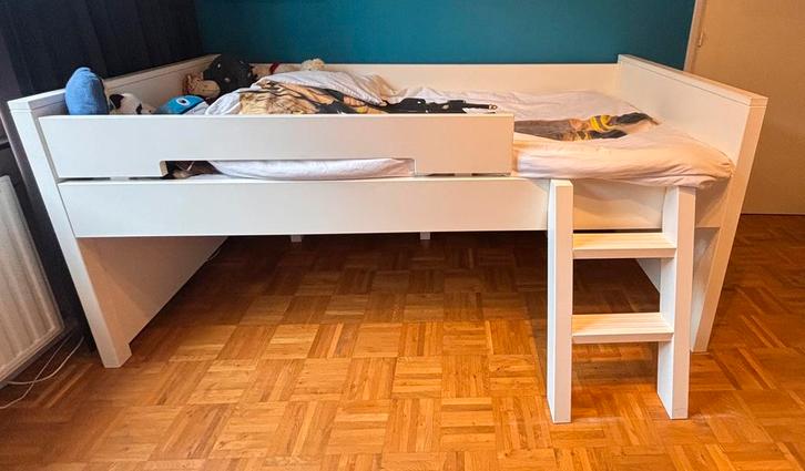 Halfhoogslaper (trapje 2 tredes) van Bopita in de kleur wit, Kinderen en Baby's, Kinderkamer | Stapelbedden en Hoogslapers, Zo goed als nieuw