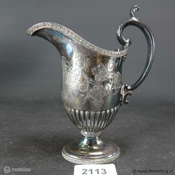 Online Veiling: Oude melkkan met gravures beschikbaar voor biedingen