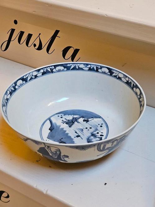 Chinese kom met personen, Antiek en Kunst, Antiek | Porselein, Ophalen of Verzenden