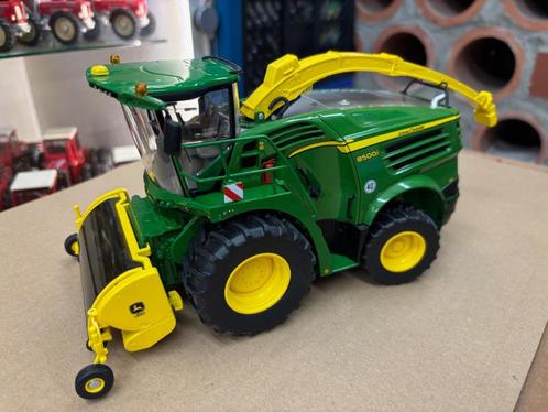 1/32 Wiking John Deere 8500i Hakselaar, als nieuw, Hobby en Vrije tijd, Modelauto's | 1:32, Zo goed als nieuw, Tractor of Landbouw