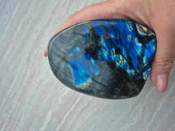 Labradoriet edelsteen  beschikbaar voor biedingen