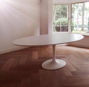 Stoelen tulipe Eero Saarinen tafels laminated hout marmor  beschikbaar voor biedingen