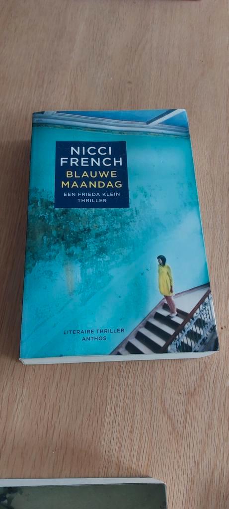 Nicci French - Blauwe maandag, Boeken, Thrillers, Zo goed als nieuw, Nederland, Ophalen of Verzenden