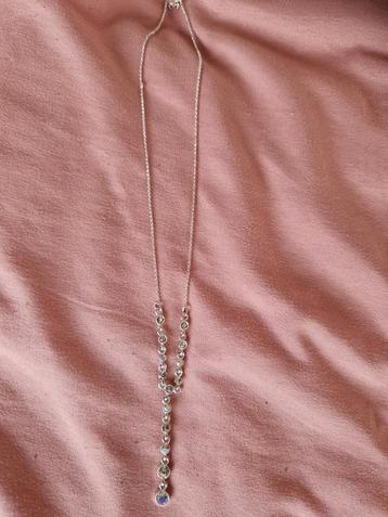Zilverkleurige ketting met strass steentjes beschikbaar voor biedingen