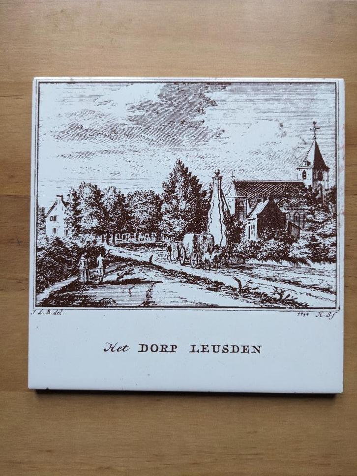 Mosa tegel “Het dorp Leusden” – vintage wandtegel Holland, Antiek en Kunst, Antiek | Wandborden en Tegels, Ophalen of Verzenden