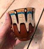 Klein terracotta mok met abstracte beschilderingen, Huis en Inrichting, Ophalen of Verzenden, Zo goed als nieuw, Overige stijlen