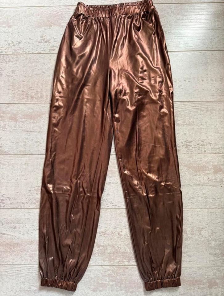Studio Amaya gouden Broek Maat xs, Kleding | Dames, Broeken en Pantalons, Zo goed als nieuw, Maat 34 (XS) of kleiner, Overige kleuren
