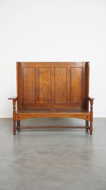 Antieke houten bank met hoge rug uit eind 19e/begin 20e eeuw beschikbaar voor biedingen