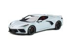 Chevrolet Corvette C8 Stingray Lichtgrijs GT Spirit GT835, Hobby en Vrije tijd, Modelauto's | 1:18, Overige merken, Auto, Verzenden
