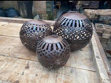 Decoratieveset van 3 ijzeren ballen beschikbaar voor biedingen