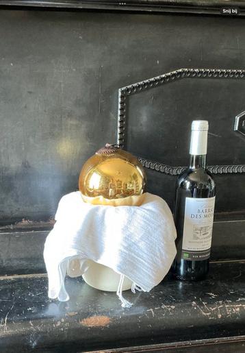 Grote kerstbal / kleine heksenbal. Met krasjes, omtrek 39 cm beschikbaar voor biedingen