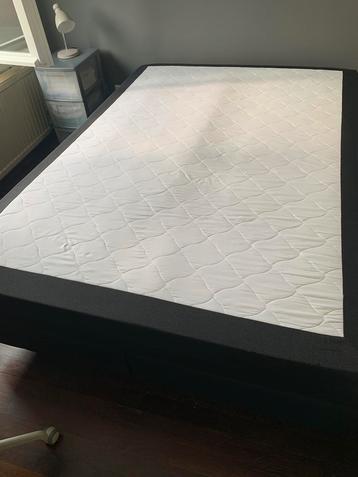 Boxspring 140x200cm zwarte stof /chroom pootjes 140 cm