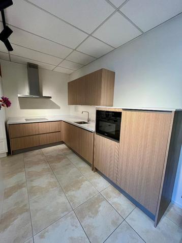 Hoekkeuken showroommodel Miele Calacatta Gold beschikbaar voor biedingen