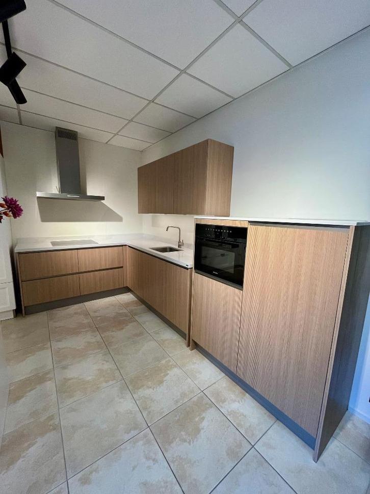 Hoekkeuken showroommodel Miele Calacatta Gold, Huis en Inrichting, Keuken | Complete keukens, Nieuw, Hoekkeuken, Bruin, Composiet