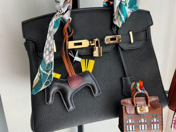 Hermes Zwarte Handtas met Accessoires beschikbaar voor biedingen