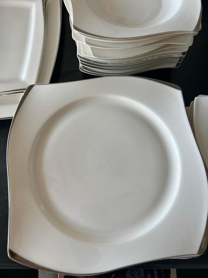 Bordenset - 38 stuks - Beschadigd, Huis en Inrichting, Keuken | Servies, Gebruikt, Bord(en), Effen, Keramiek, Ophalen of Verzenden